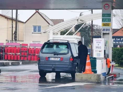 Le deuxième Leclerc (Saint-Louis) de Carrières-sous-Poissy est presque désert et est en rupture de SP95-E5.
