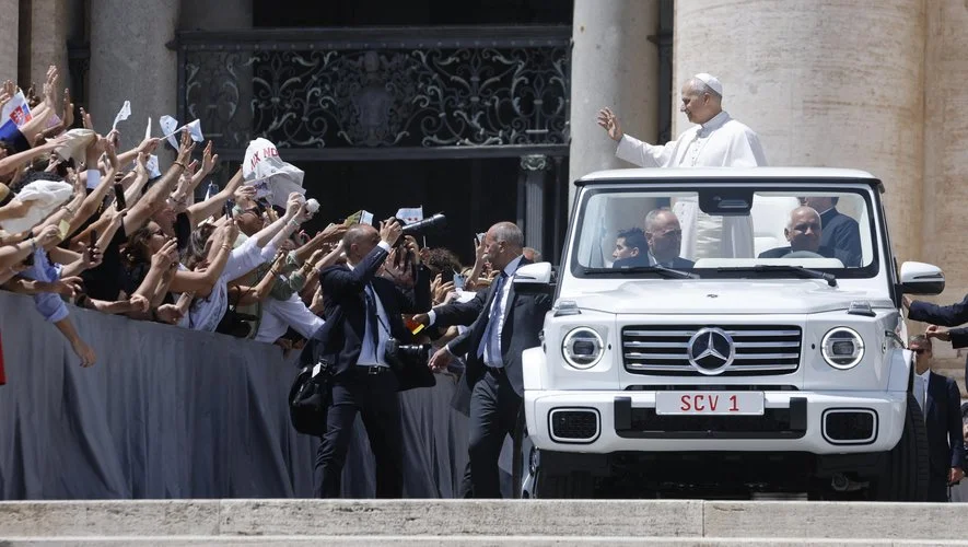 Léon XIV à bord de sa papamobile immatriculée SCV1 au Vatican.