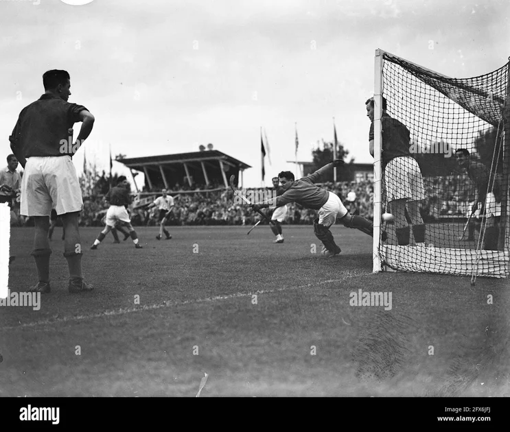 Tournoi de hockey Amstelveen. France contre la Belgique 1-2, 17 octobre 1948, pays-Bas, agence de presse du XXe siècle photo, news to remember, documentaire, photographie historique 1945-1990, histoires visuelles, L'histoire humaine du XXe siècle, immortaliser des moments dans le temps Photo Stock