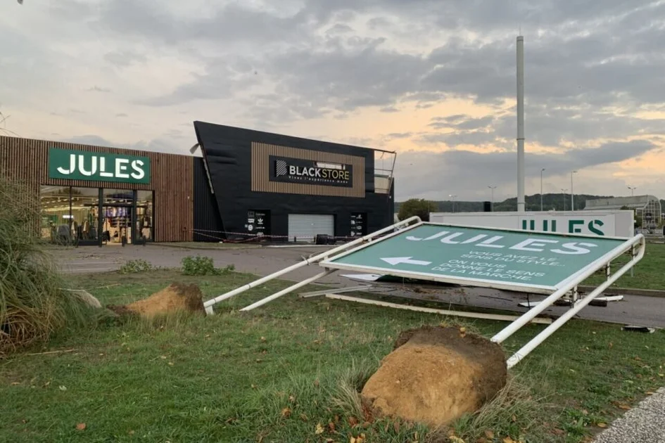 Une mini-tornade a causé d'importants dégâts sur la zone commerciale de Tourville-la-Rivière (Seine-Maritime), le mercredi 30 septembre 2026.