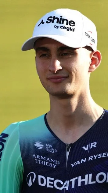 Paul Seixas (Decathlon-CMA CGM) à l'avant-veille de prendre le départ de son premier Tour de France à Barcelone, le 2 juillet 2026. (ANNE-CHRISTINE POUJOULAT / AFP)