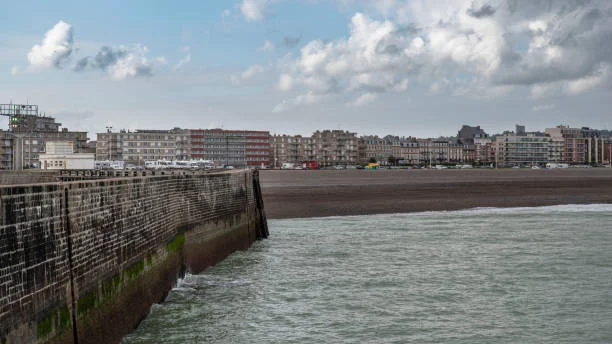 Beach and town of Dieppe Panorama of the city of Dieppe with the buildings and the beach in France view of dieppe port stock pictures, royalty-free photos & images