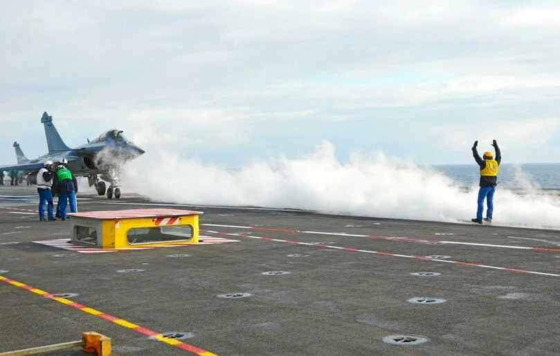 découvrez comment les catapultes électromagnétiques révolutionnent le lancement des avions sur les porte-avions, offrant plus d'efficacité, de performance et de sécurité par rapport aux systèmes traditionnels.