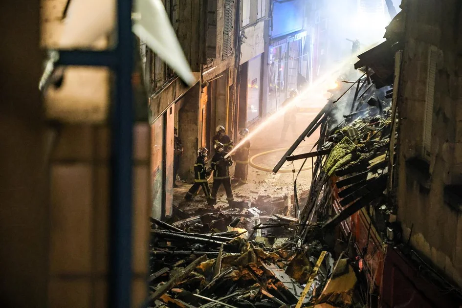 Les soldats de feu ont rapidement éteint l’incendie. L’immeuble au 18 rue Garonne, abritant entre autre une cordonnerie s’est à son tour effondré.