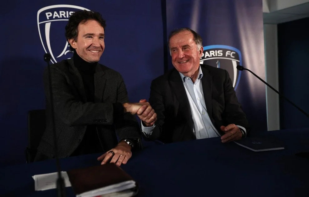 Antoine Arnault et Pierre Ferracci lors d'une conférence de presse au centre d'entraînement du Paris FC à Orly, le 20 novembre 2024.