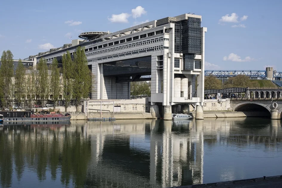 Le coût de la dette française a fortement augmenté, avec une charge d'intérêts attendue à 91 milliards d'euros en 2027.