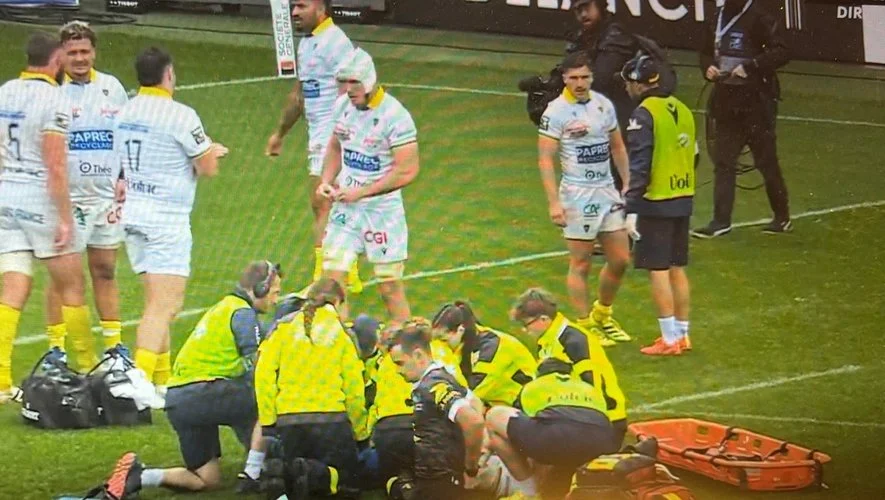 Le pilier gauche Sacha Lotrian est resté un long moment au sol, sur la pelouse de La Rabine, auprès du service médial et de la sécurité civile.