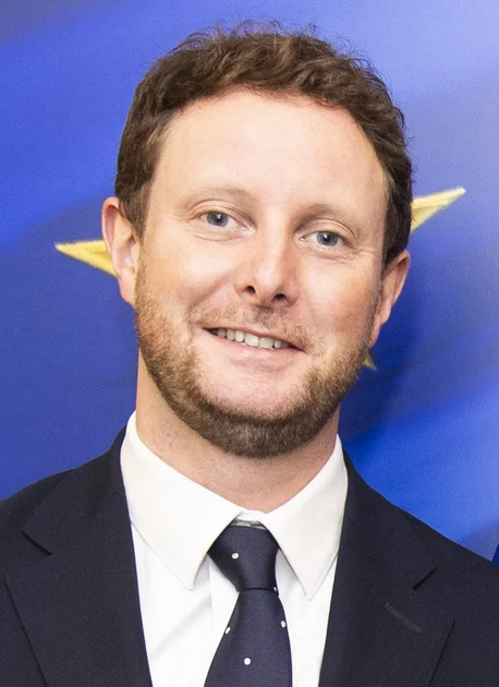 Clément Beaune revient sur le devant de la scène : entre ambitions politiques et repositionnement stratégique