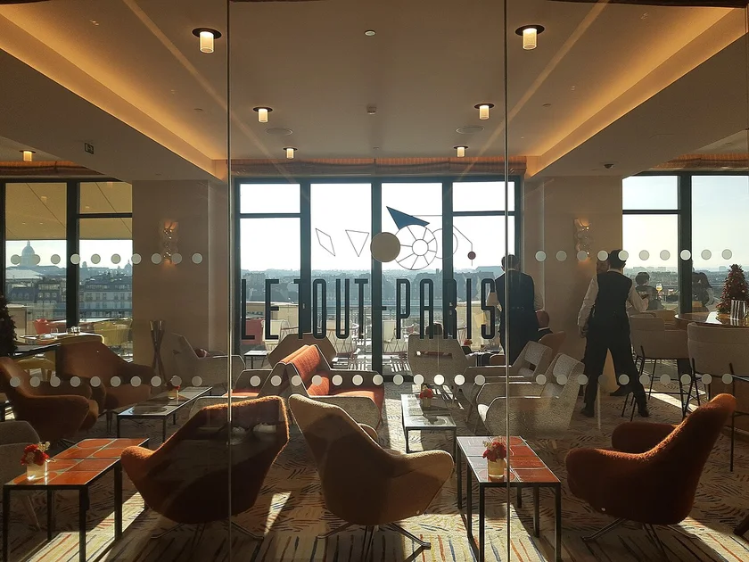 Tout le monde veut prendre sa place : la lutte pour le pouvoir s'intensifie en politique, sport et médias